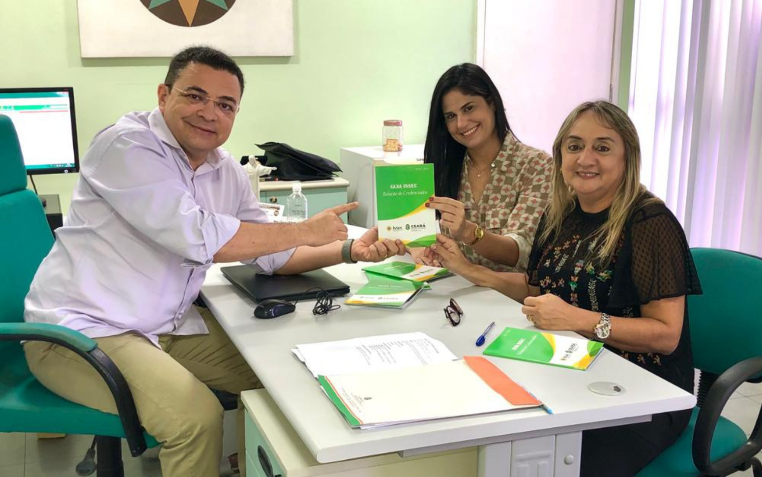Issec recebe versão impressa do Guia Saúde